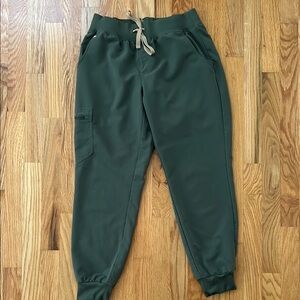 Figs Zamora Joggers
Color: Moss 🫑
Size: small/petite